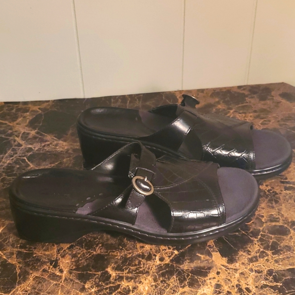 CLARKS 71870 women's 9M Black Leather Upper Slides Sandals